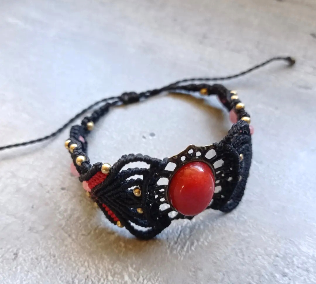 Bracelet cabochon jade rouge, micro macramé – Image 3