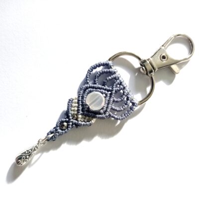 Porte clés ou bijou de sac, micro macramé