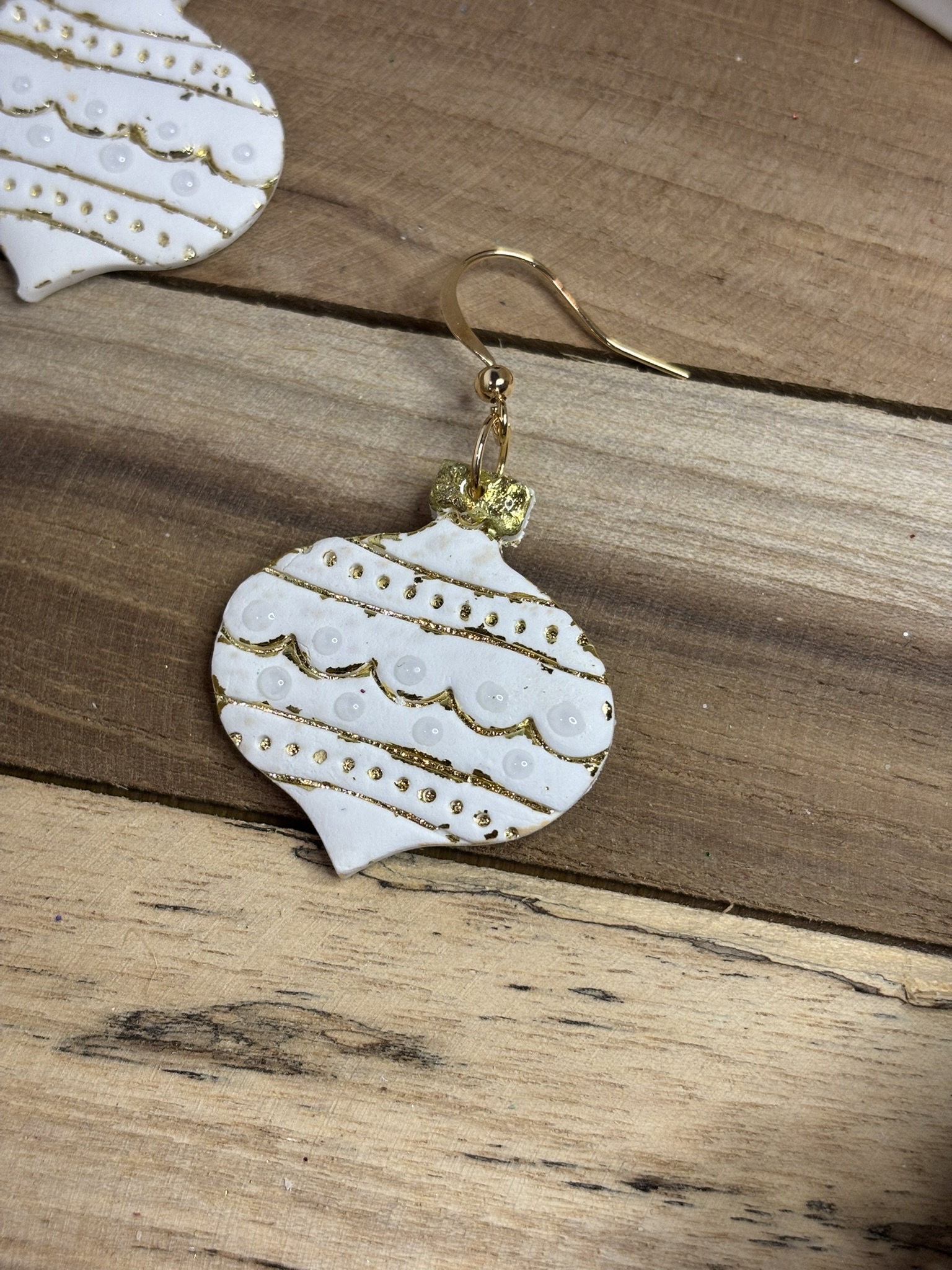 Boucles d'oreilles Boules de Noël dorées – Image 6