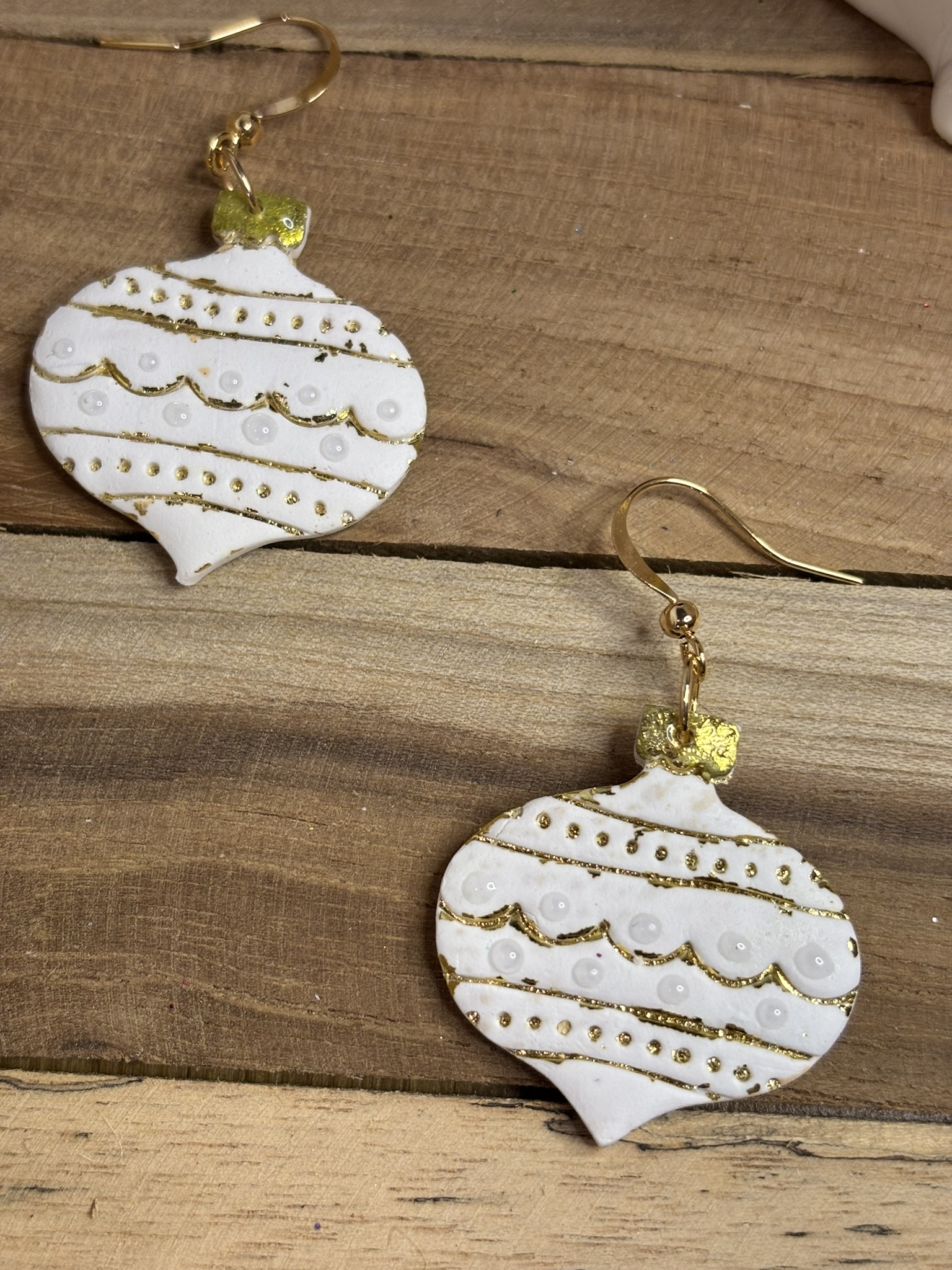 Boucles d'oreilles Boules de Noël dorées – Image 5