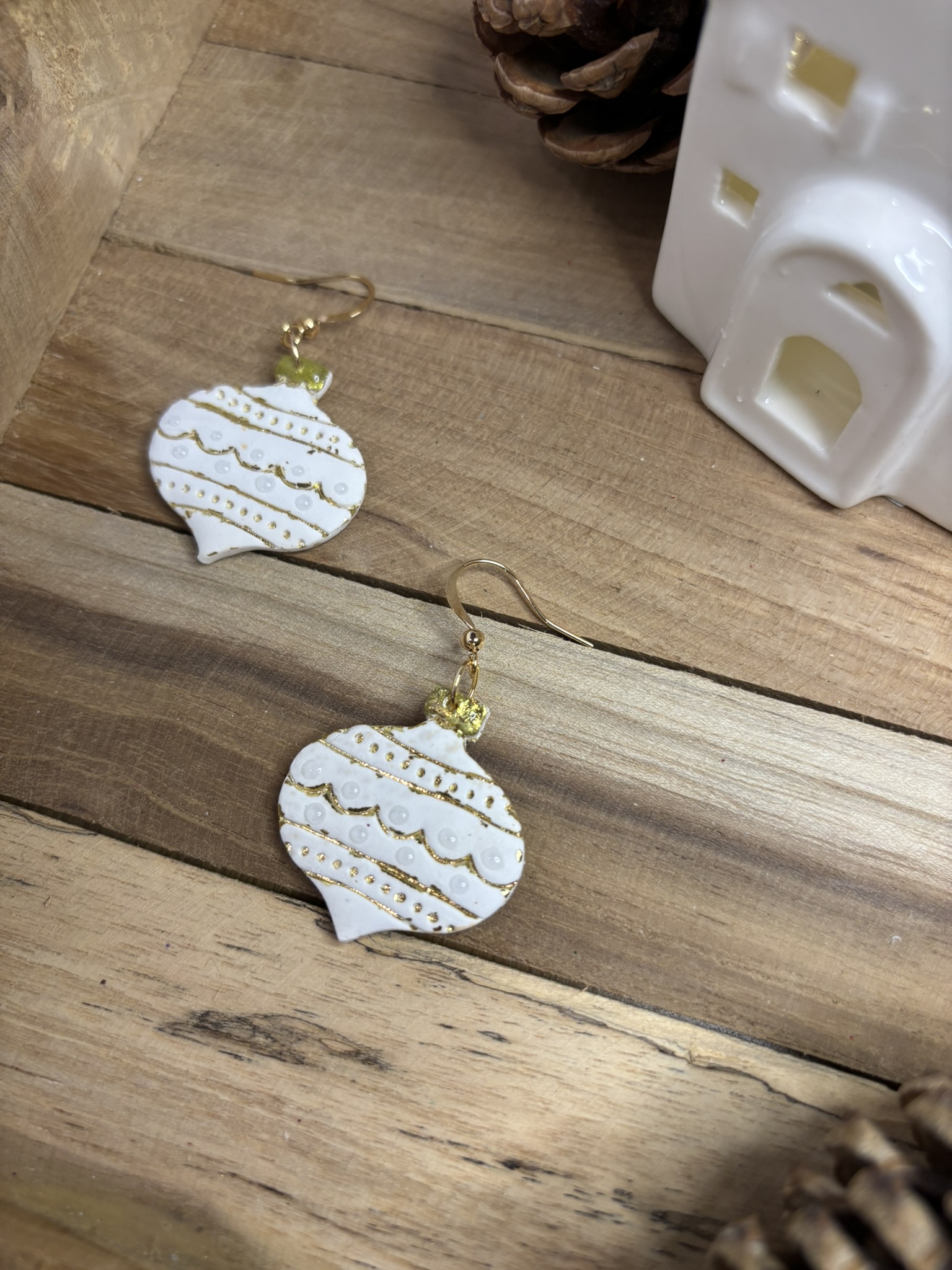 Boucles d'oreilles Boules de Noël dorées – Image 4