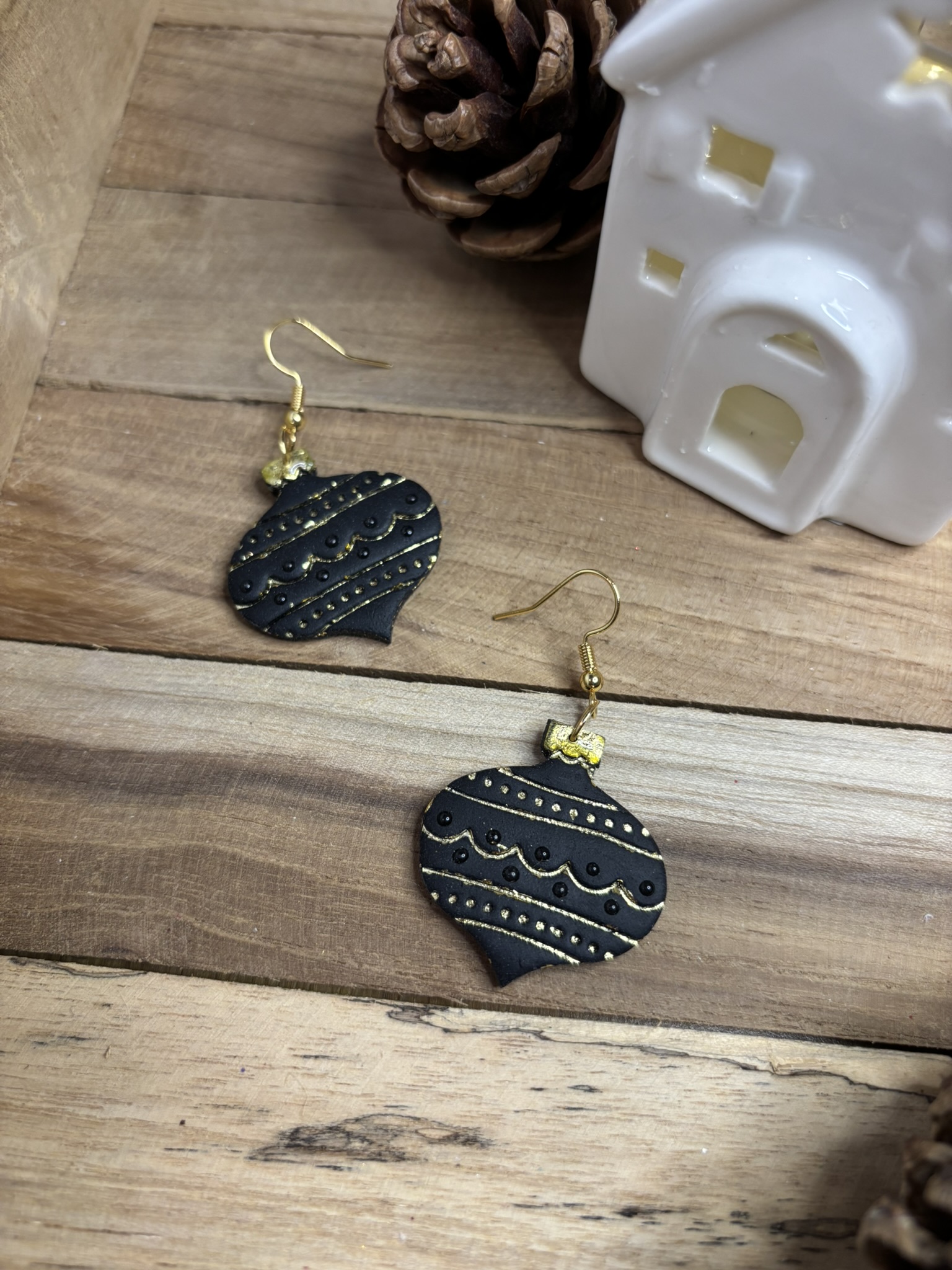 Boucles d'oreilles Boules de Noël dorées – Image 3