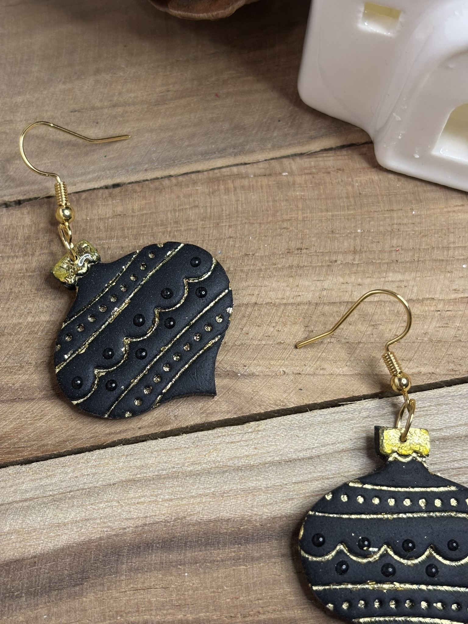 Boucles d'oreilles Boules de Noël dorées – Image 2