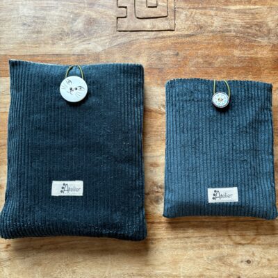 Pochette livre en velours côtelé Vert sapin taille L et S.