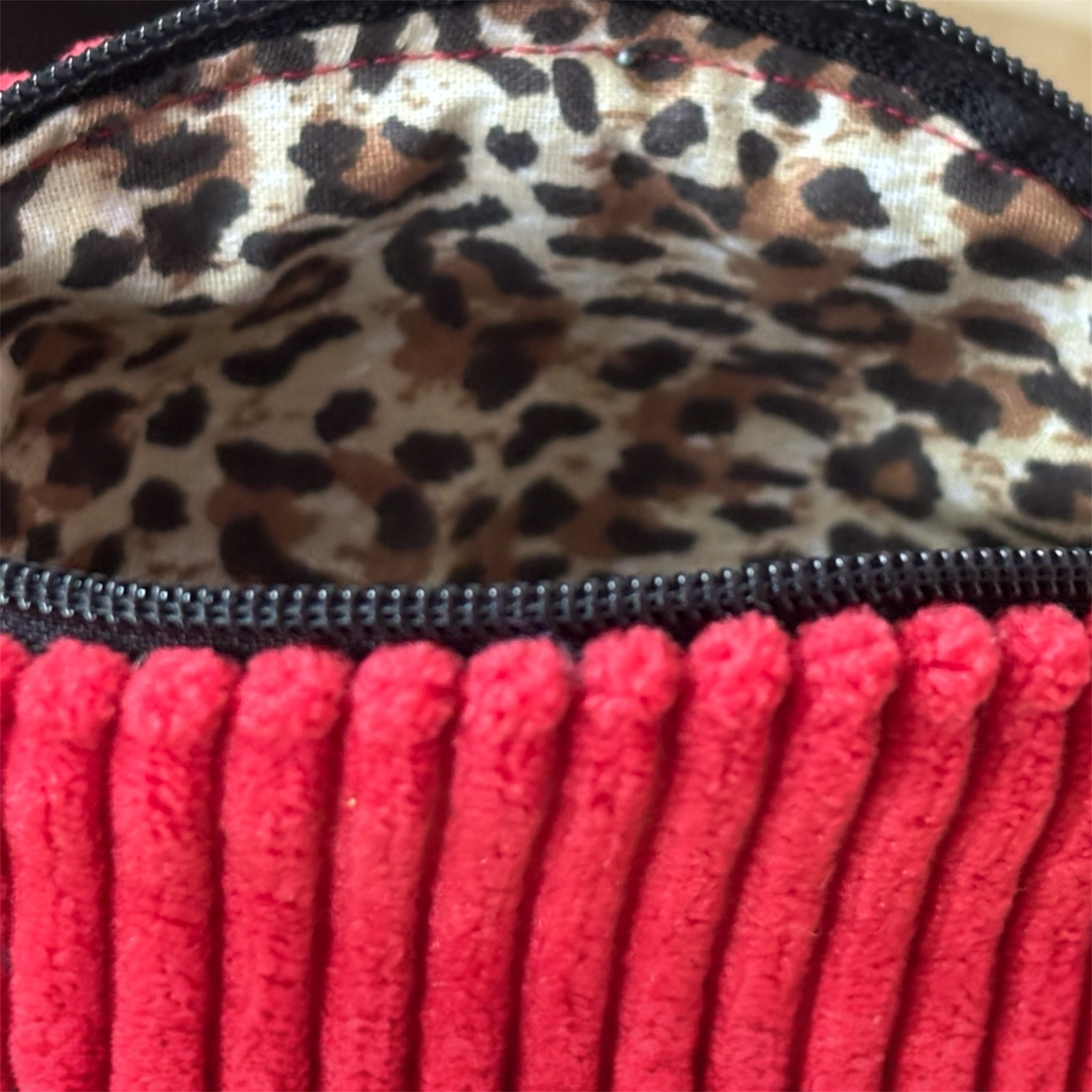 Duo trousse en velours côtelé rouge vif et son porte monnaie assorti- Création artisanale française – Image 3