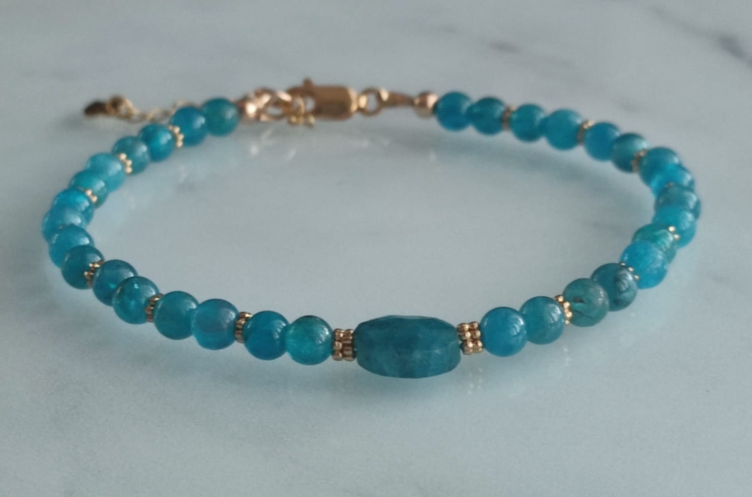 Bracelet en perles d' Apatite bleu sur or gold filled 14k