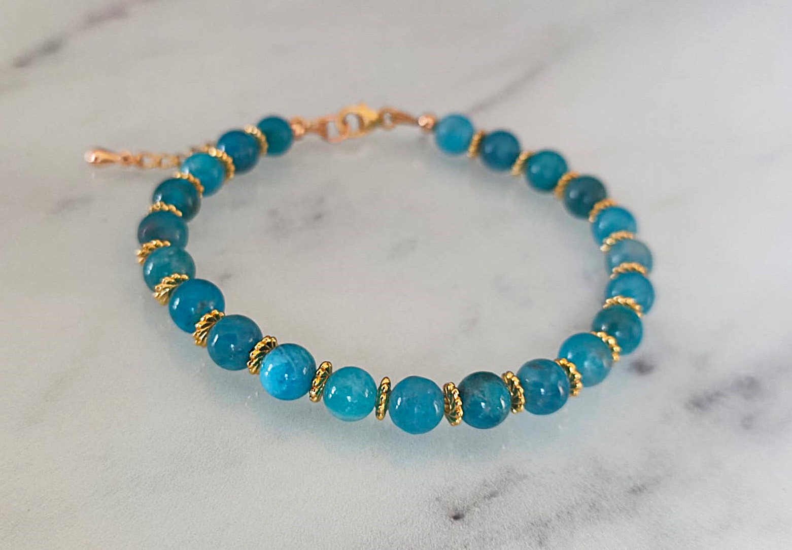 Bracelet en perles d' Apatite bleu sur or gold filled 14k