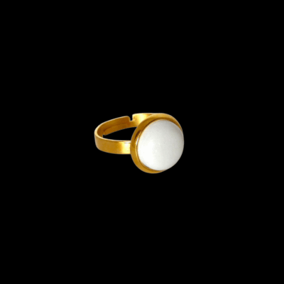 bague blanche et dorée