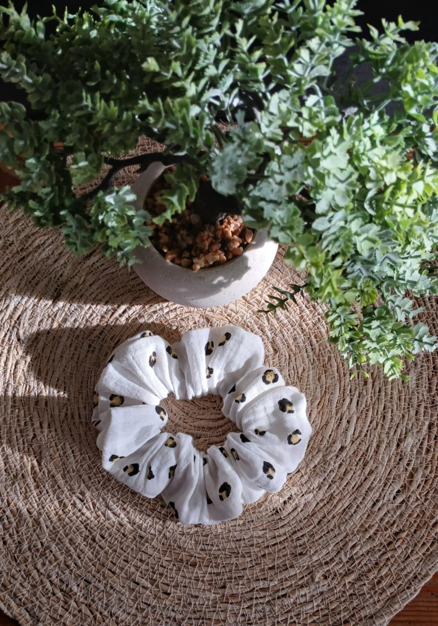 Chouchou Wild – Imprimé Léopard avec touches dorées – Image 2