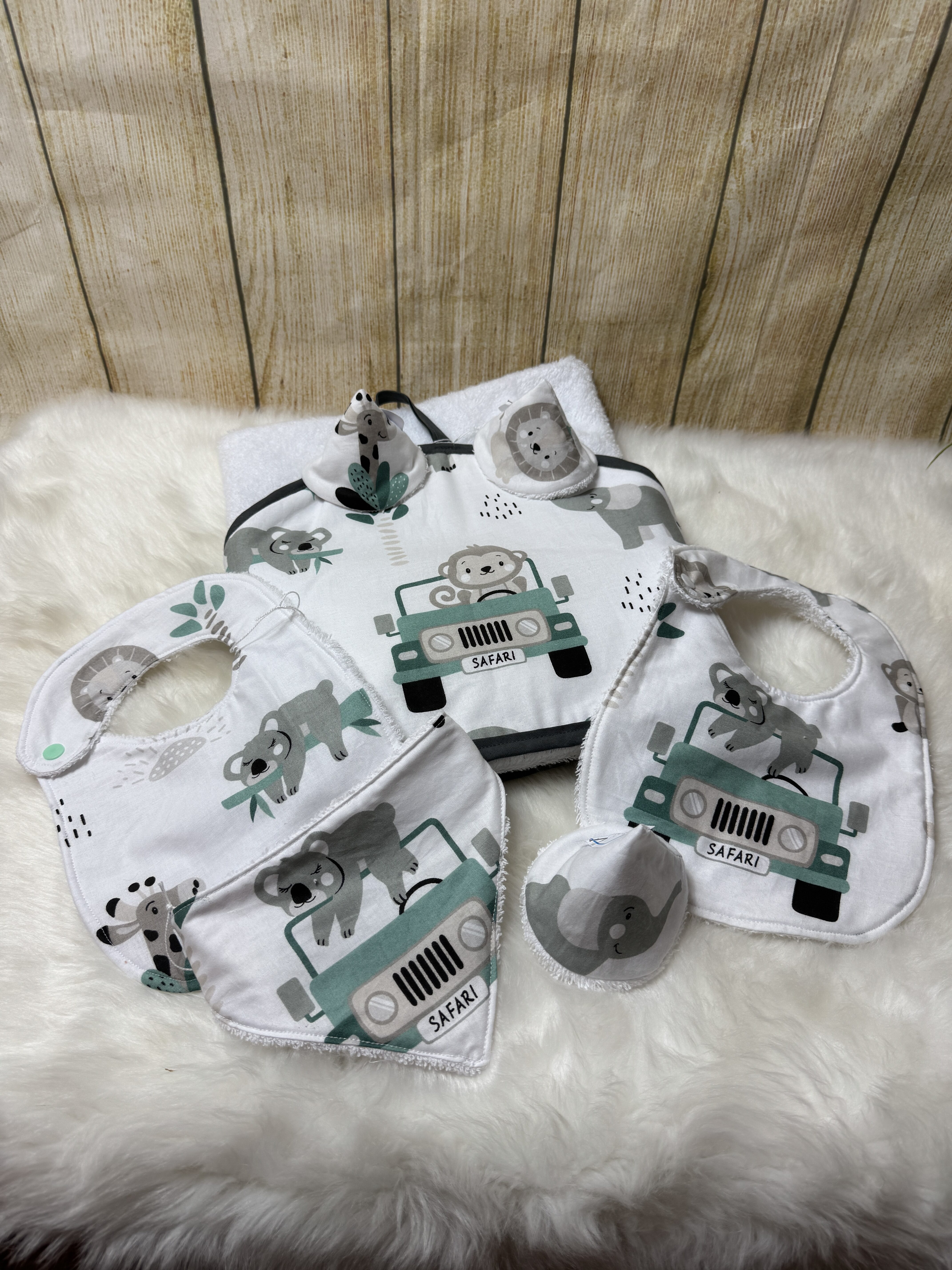 CAPE DE BAIN PERSONNALISABLE FAIT-MAIN BEBE ENFANT TONS BLANC ET VERT THEME SAVANE – Image 3