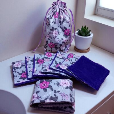 Kit beauté éco-responsable composé de 7 lingettes lavables, d’un bandeau de soin et d’un pochon de rangement en coton