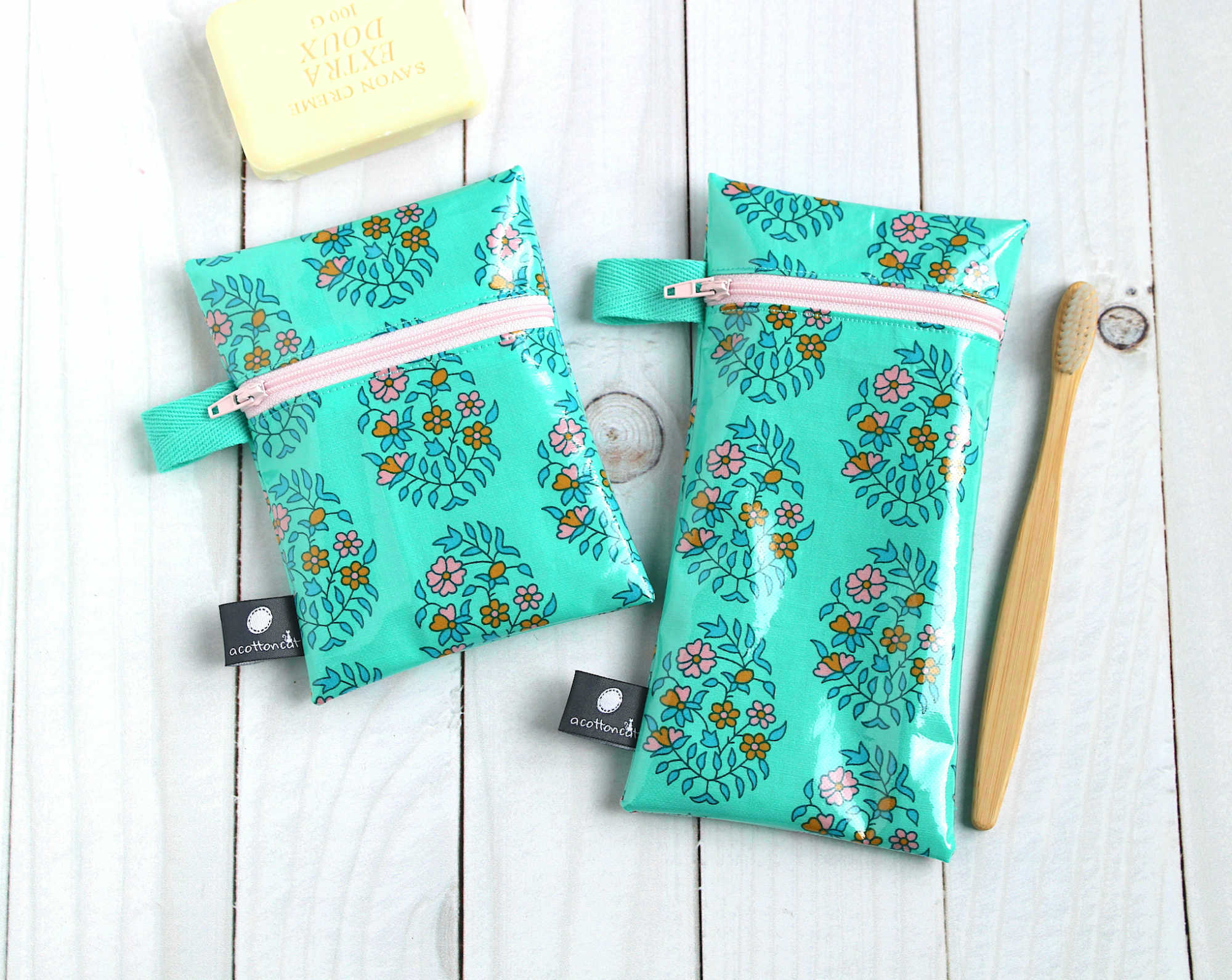 pochettes toile ciree savon et brosse a dents motif fleurs