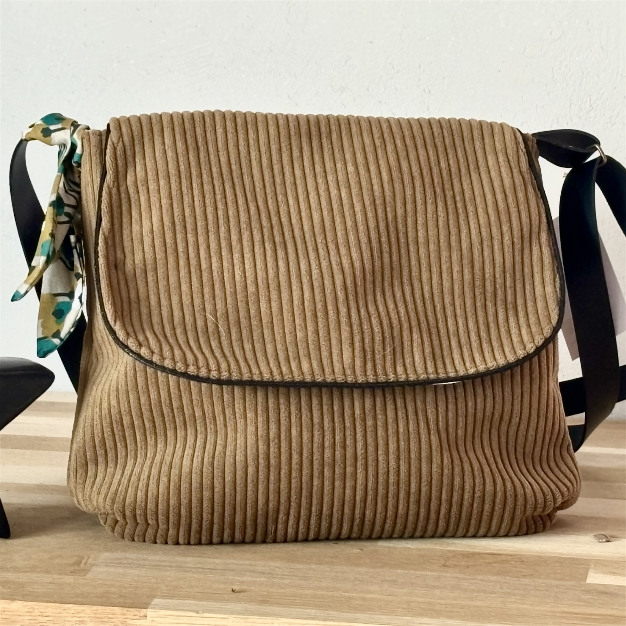 Sac Besace en Velours Côtelé Tabac – Création Artisanale Française
