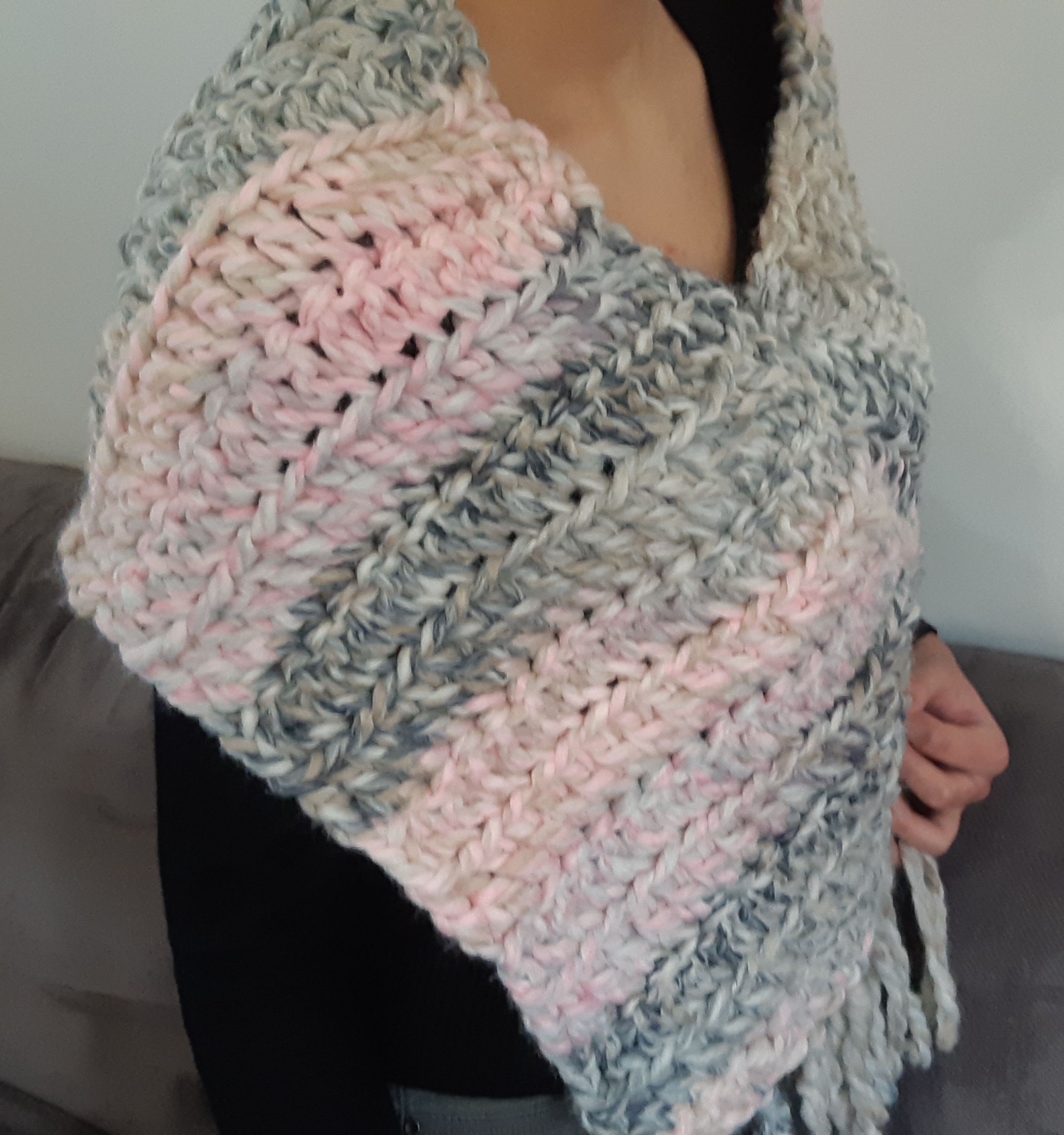 Chauffe épaule au crochet porté