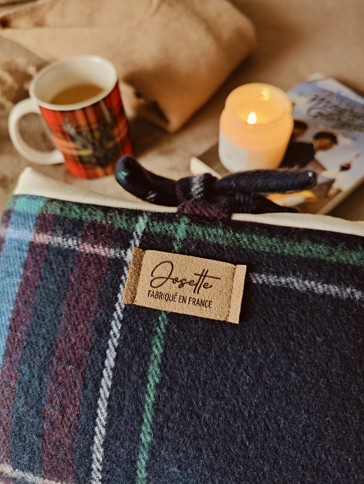 Gros plan sur le tissu bleu marine et l’étiquette de l’atelier