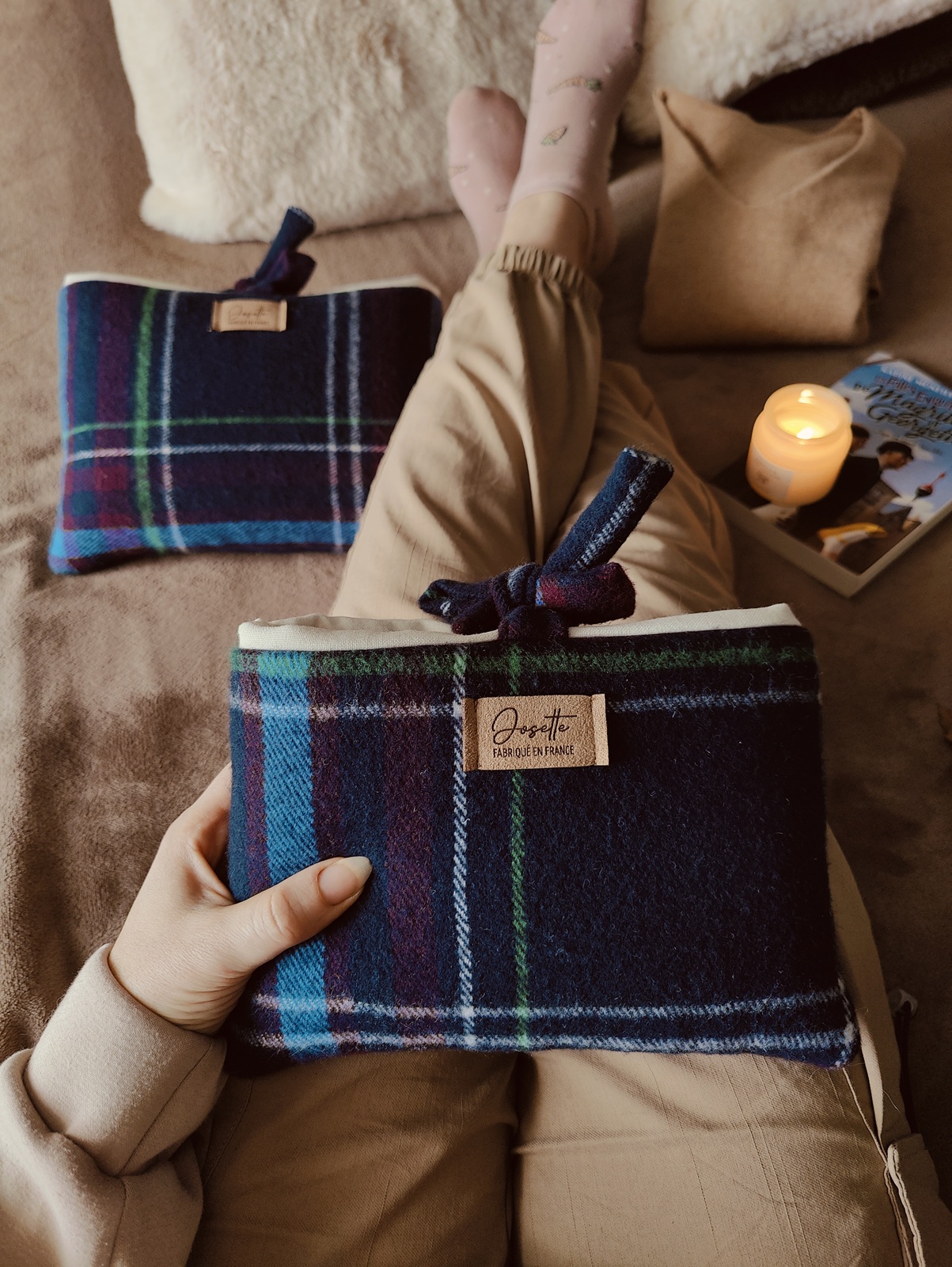 Pochette grand format dans la main sur les genoux, petite pochette à côté