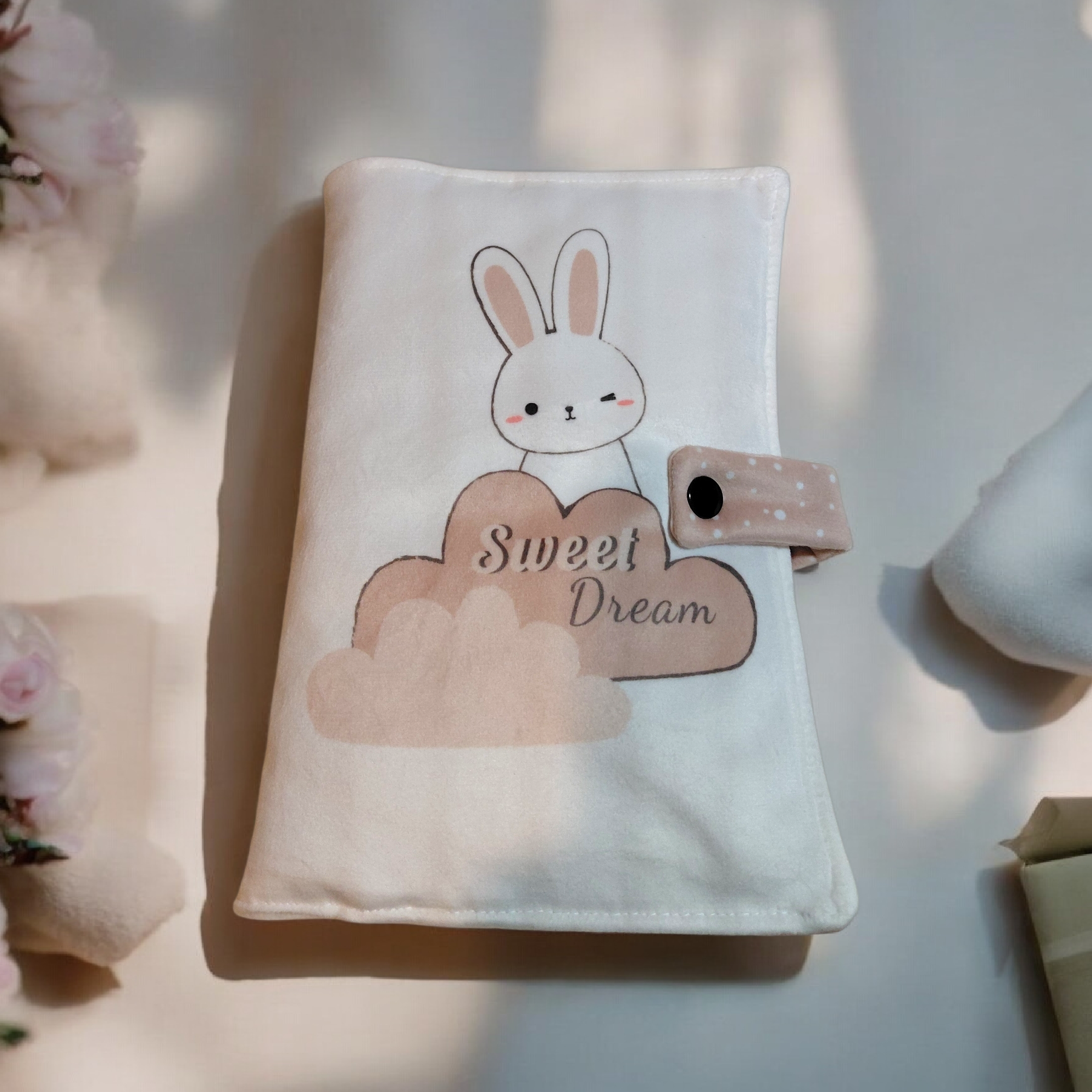 Protège carnet de santé bébé en velours personnalisable – Lapin Sweet Dream – Fait main