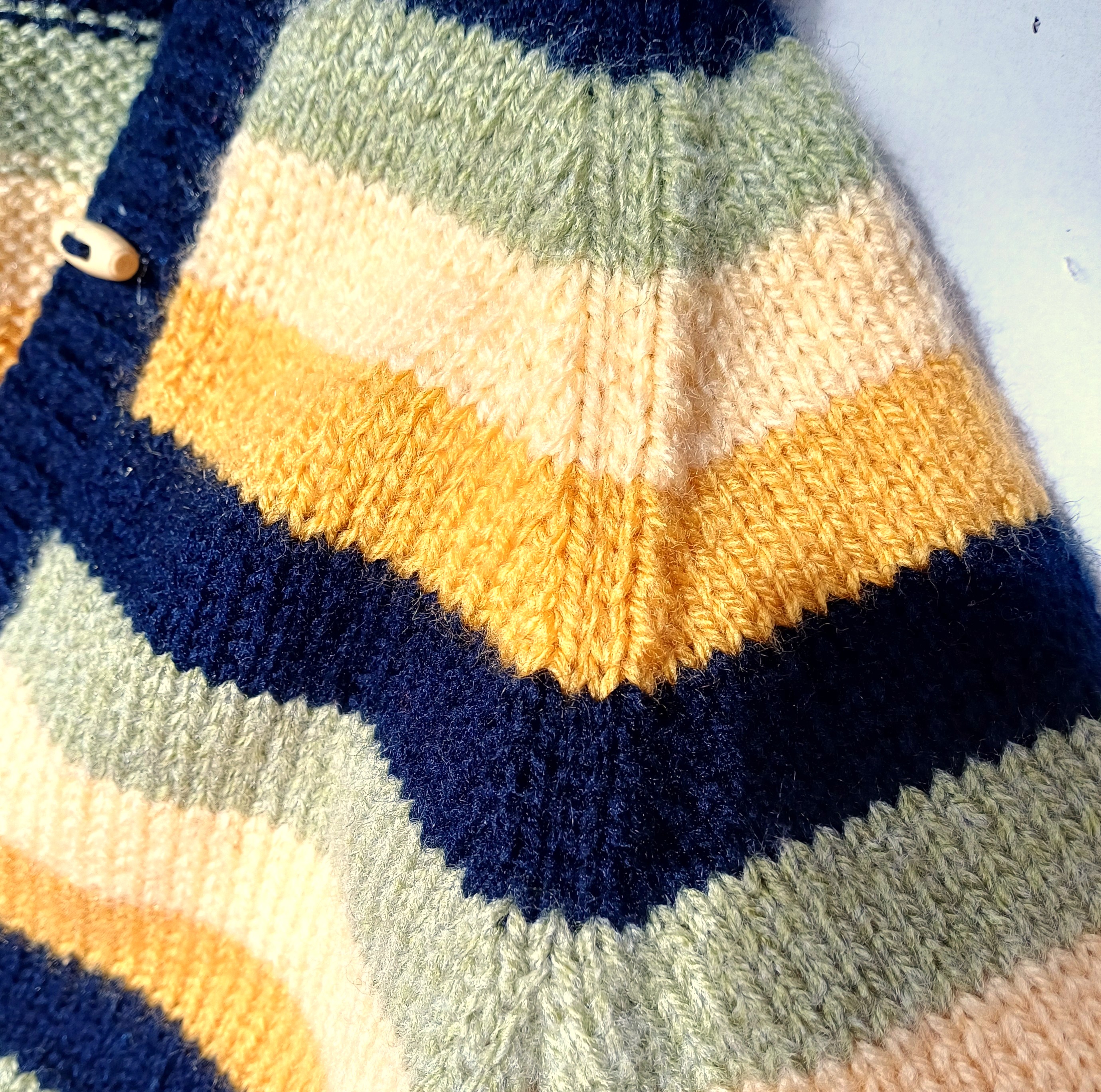 Gilet à capuche, tricoté à la main pour bébé de 1 an – Image 3