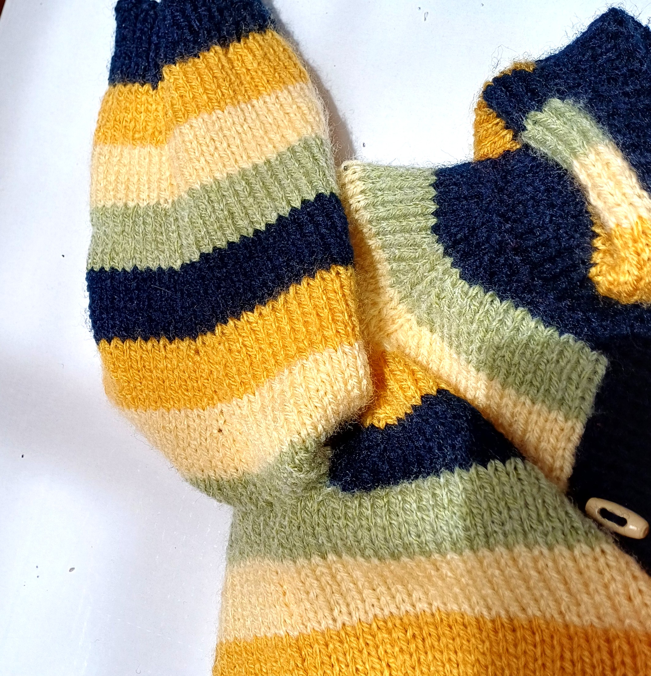 Gilet à capuche, tricoté à la main pour bébé de 1 an – Image 5