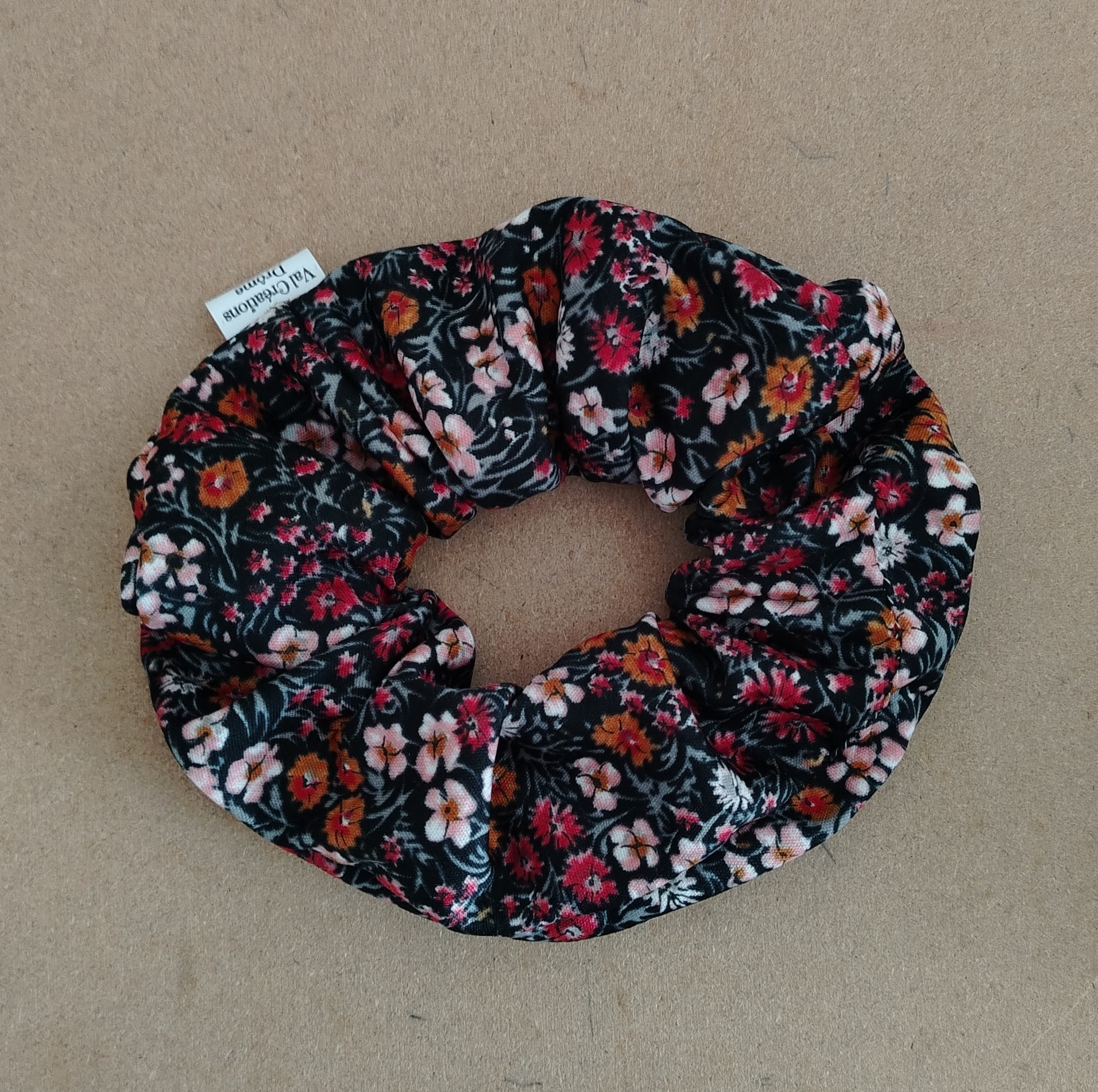 Chouchou en tissu coton noir principalement style liberty fait main.