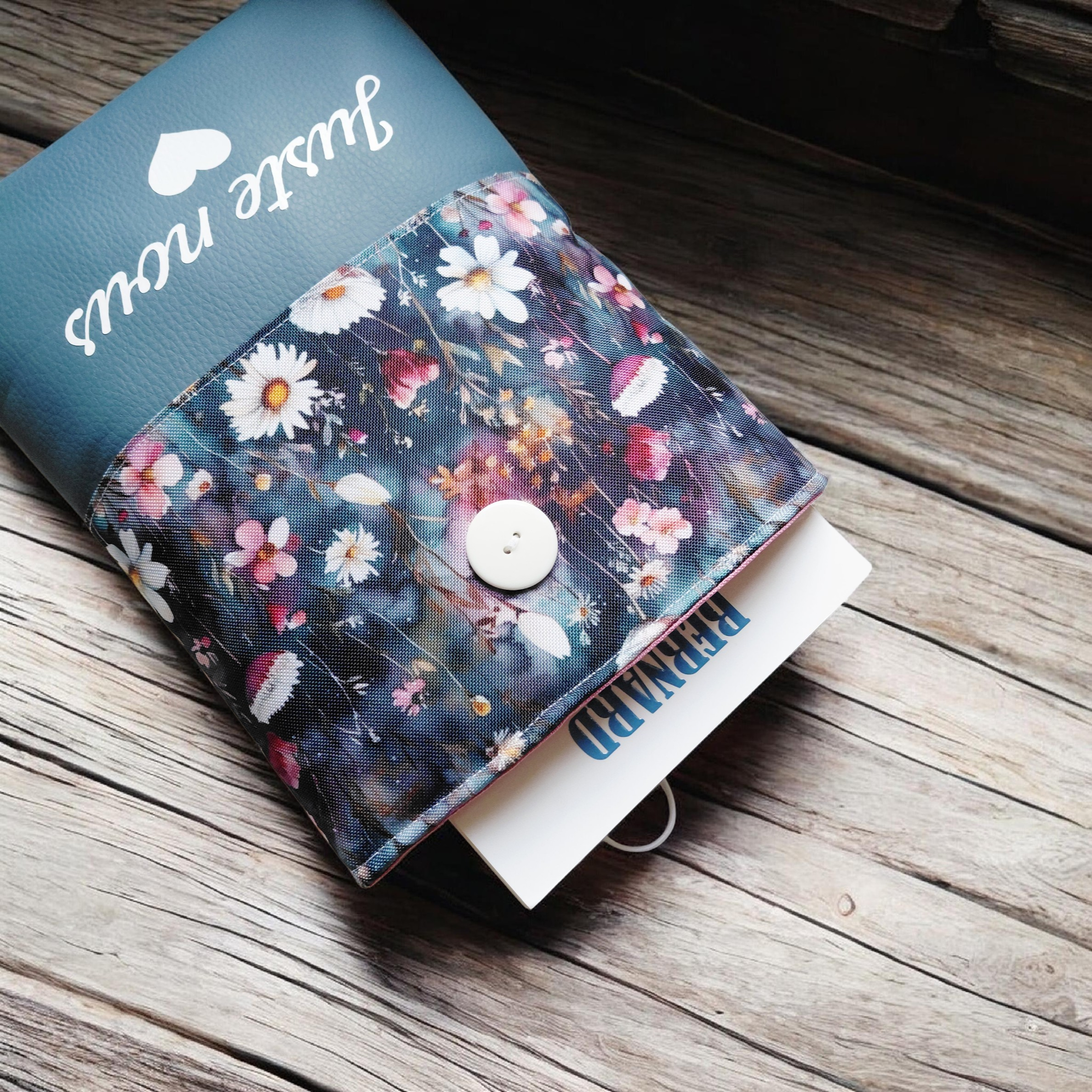 Pochette personnalisée pour livres, liseuse et tablette – tissu imperméable & simili cuir – Juste nous – idée cadeau Saint-Valentin – Image 2