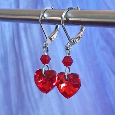 Boucles d'oreilles fillette, dormeuse, petit cœur rouge en verre à facettes