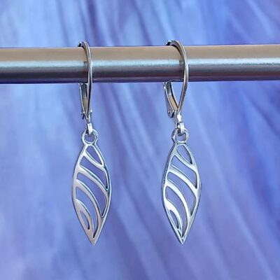 Boucles acier inoxydable argent, feuille ajourée forme lancéolée.