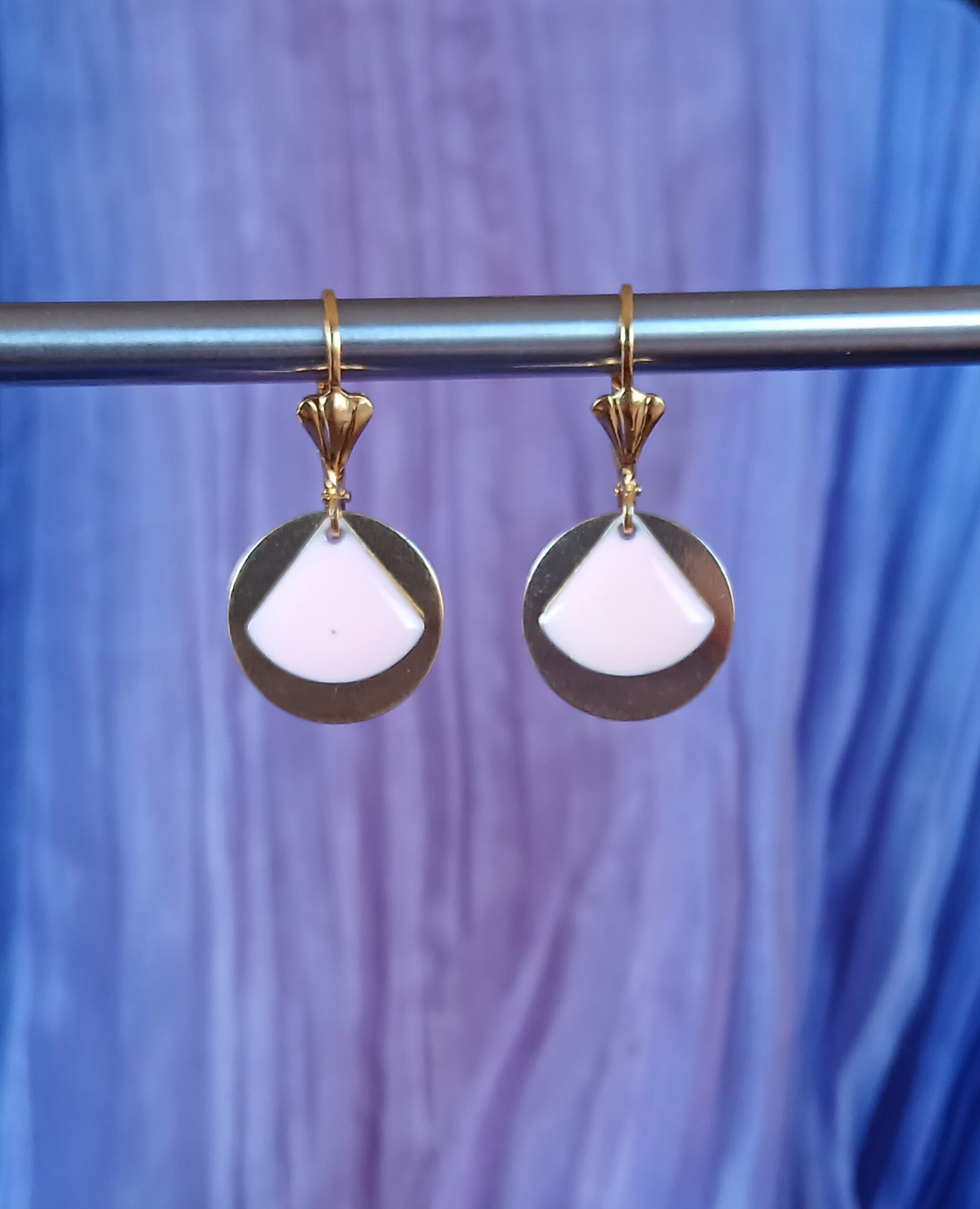 Petites boucles Eventail coloré sur Disque dorée – Image 2