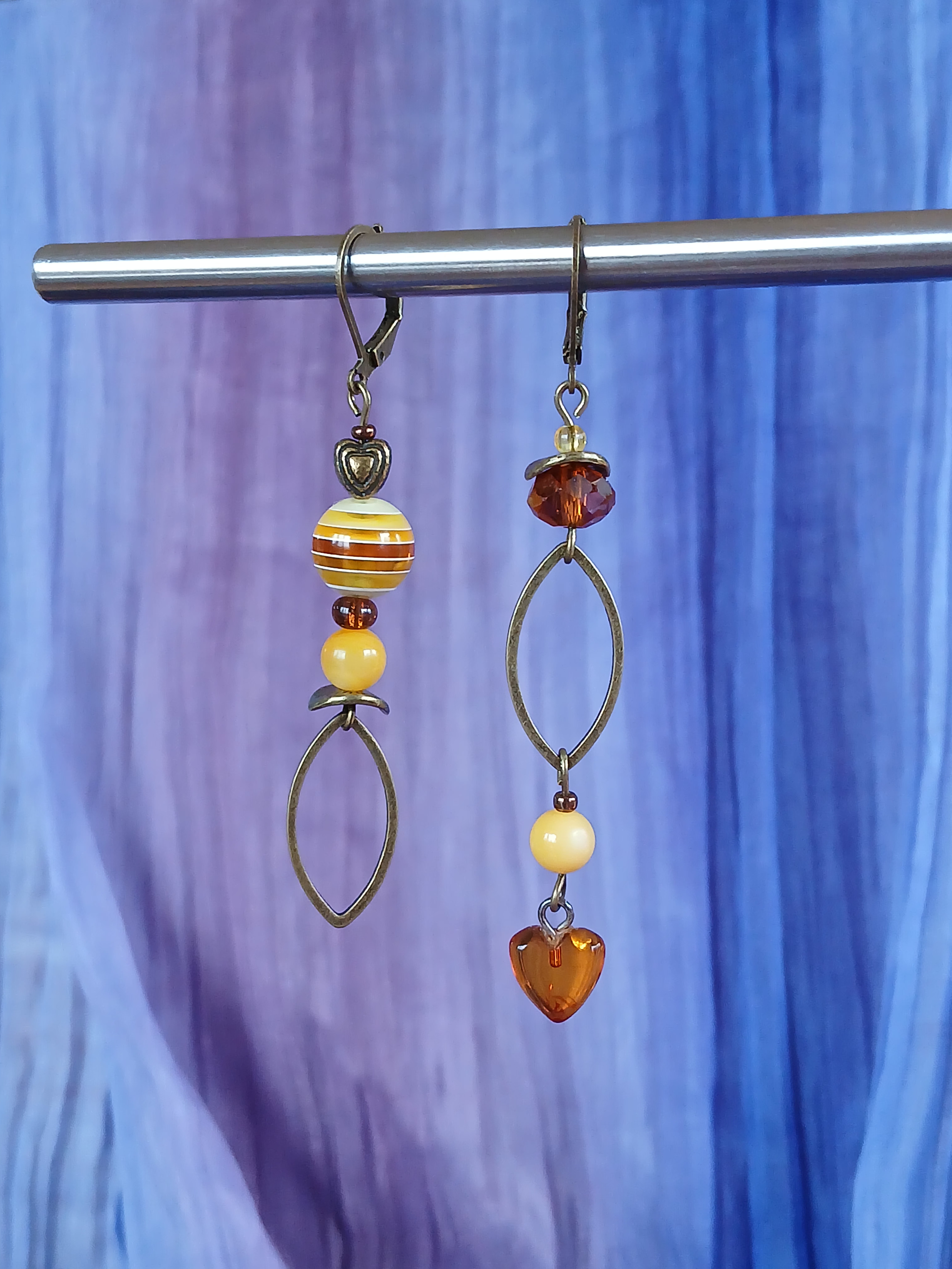 Boucles d'oreilles asymétrique, bronze vieilli ambre et jaune d'or – Image 4