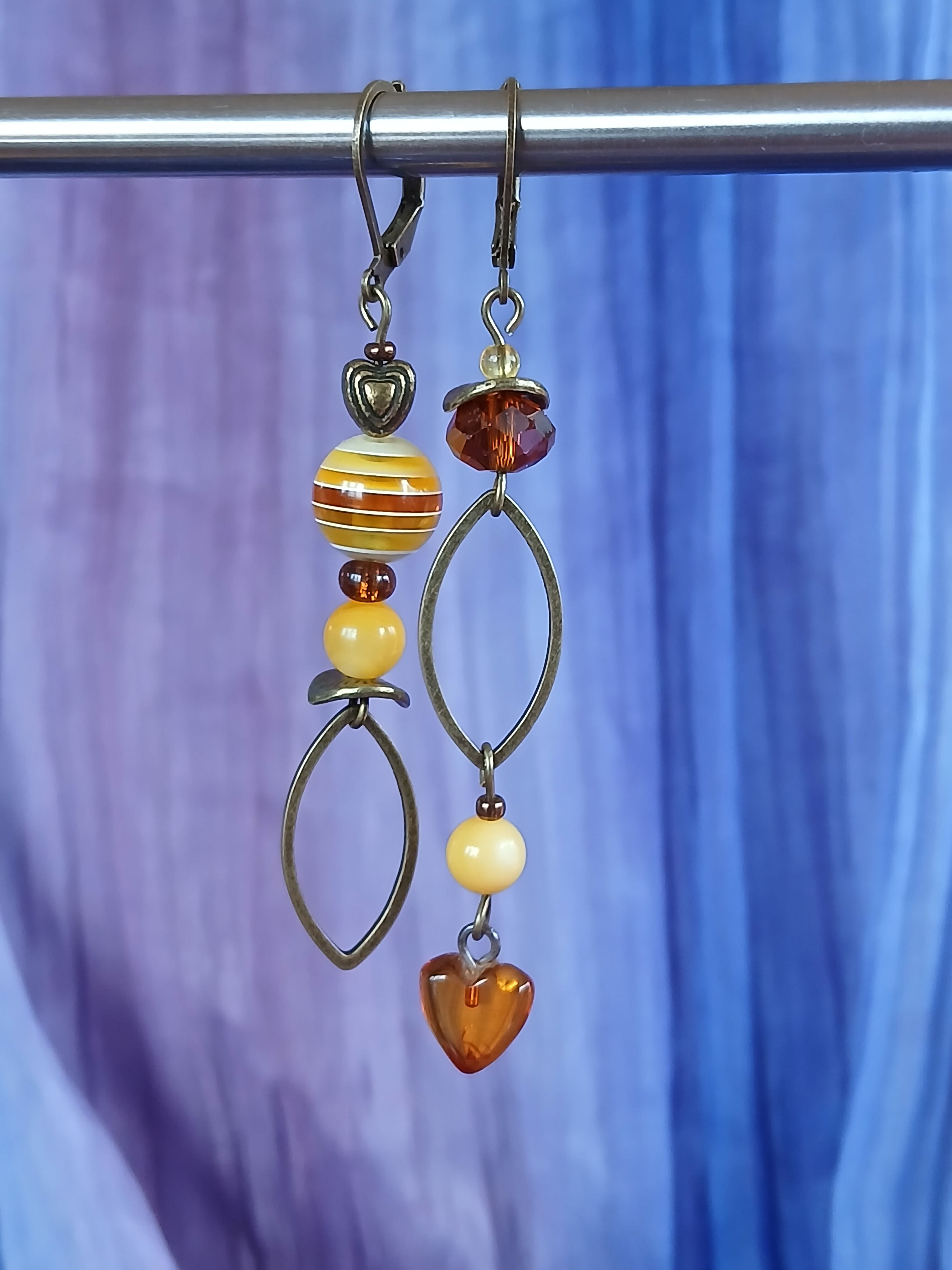 Boucles d'oreilles asymétrique, bronze vieilli ambre et jaune d'or – Image 3