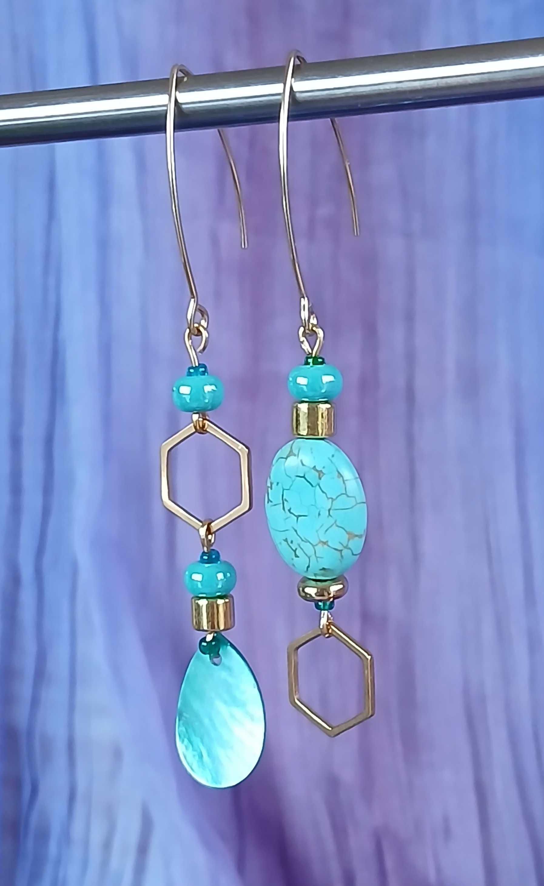 Boucles d'oreilles pendantes asymétriques, dorées, bleu turquoises – Image 3
