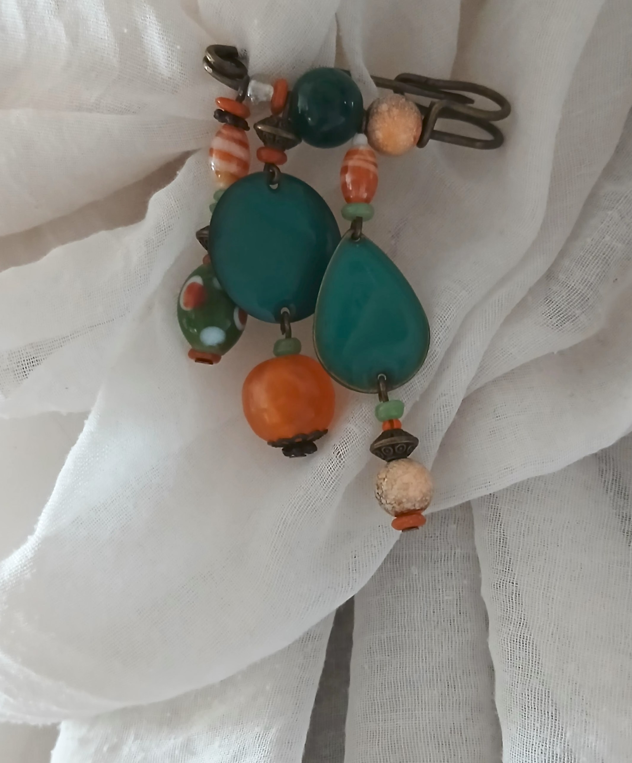 Broche Bronze vieilli à breloques Vert & Orange – Image 2