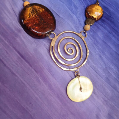 Collier asymétrique bronze vieilli grosses perles caramel et ambre