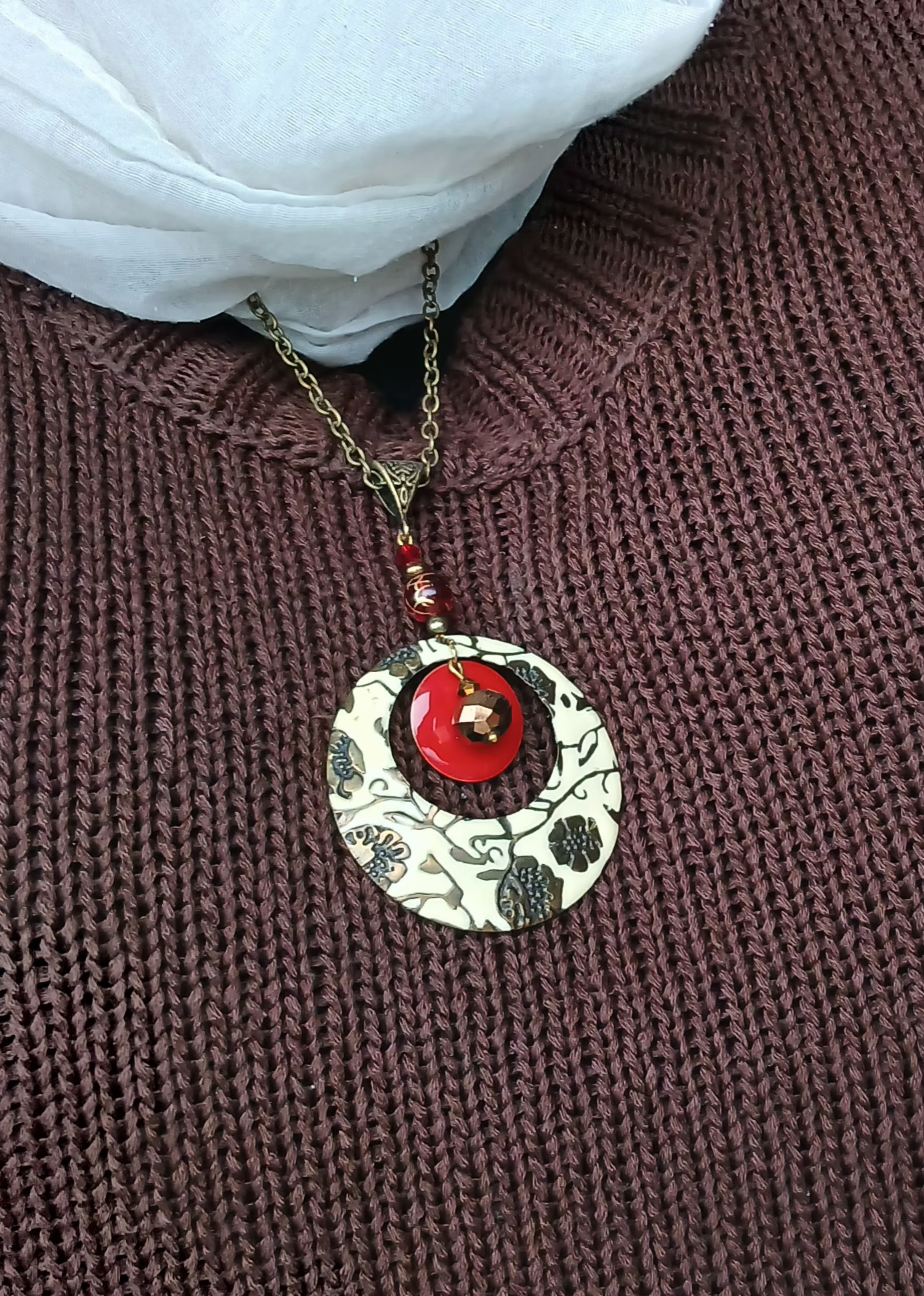 Collier chaine bronze vieilli avec pendentif disque émaillé motif floral doré sur beige Bijou upcyclé Modèle unique