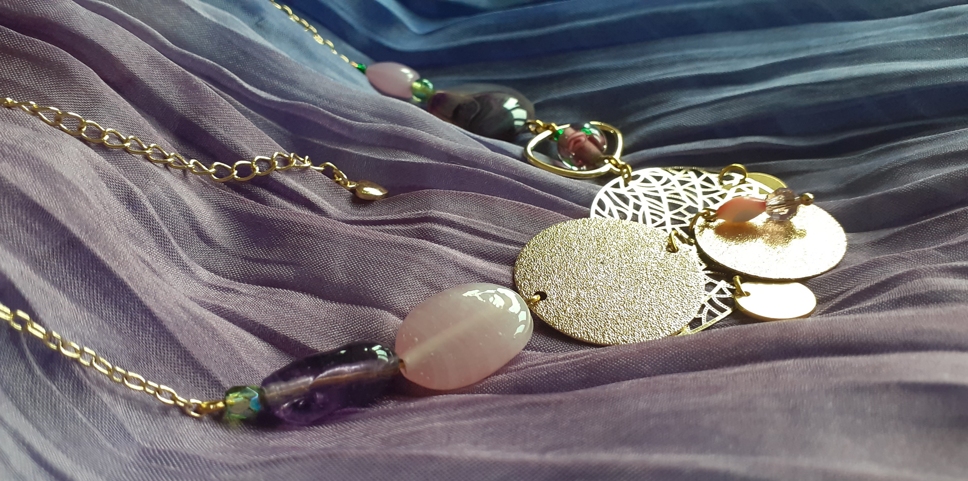 Collier plastron upcyclé chaîne dorée, breloques et perles rose & violet