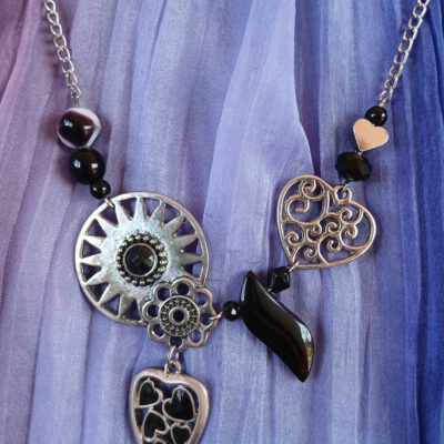 Collier asymétrique argent vieilli perles noir