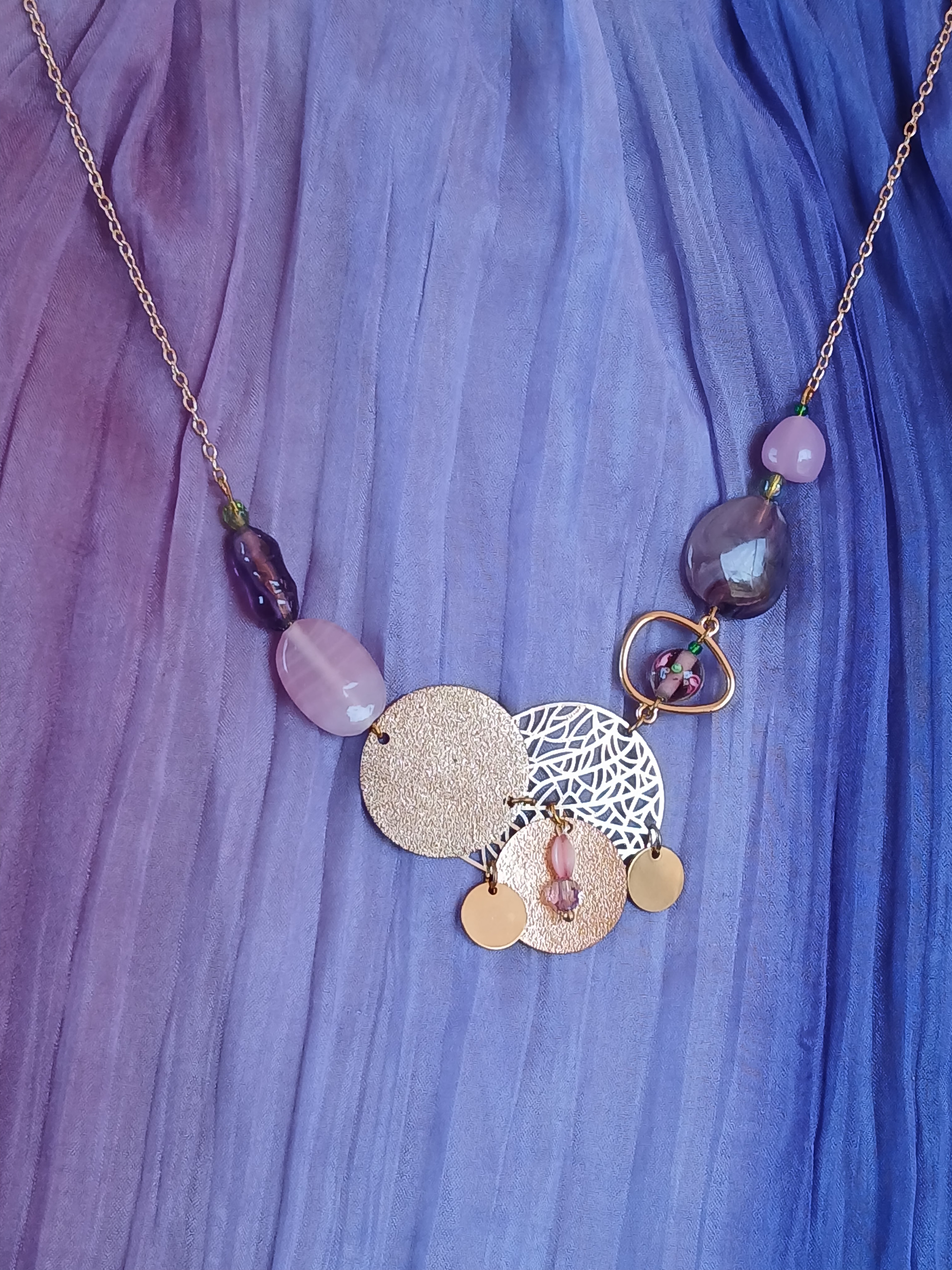 Collier asymétrique doré perles rose et violet Bijou upcyclé – Image 4