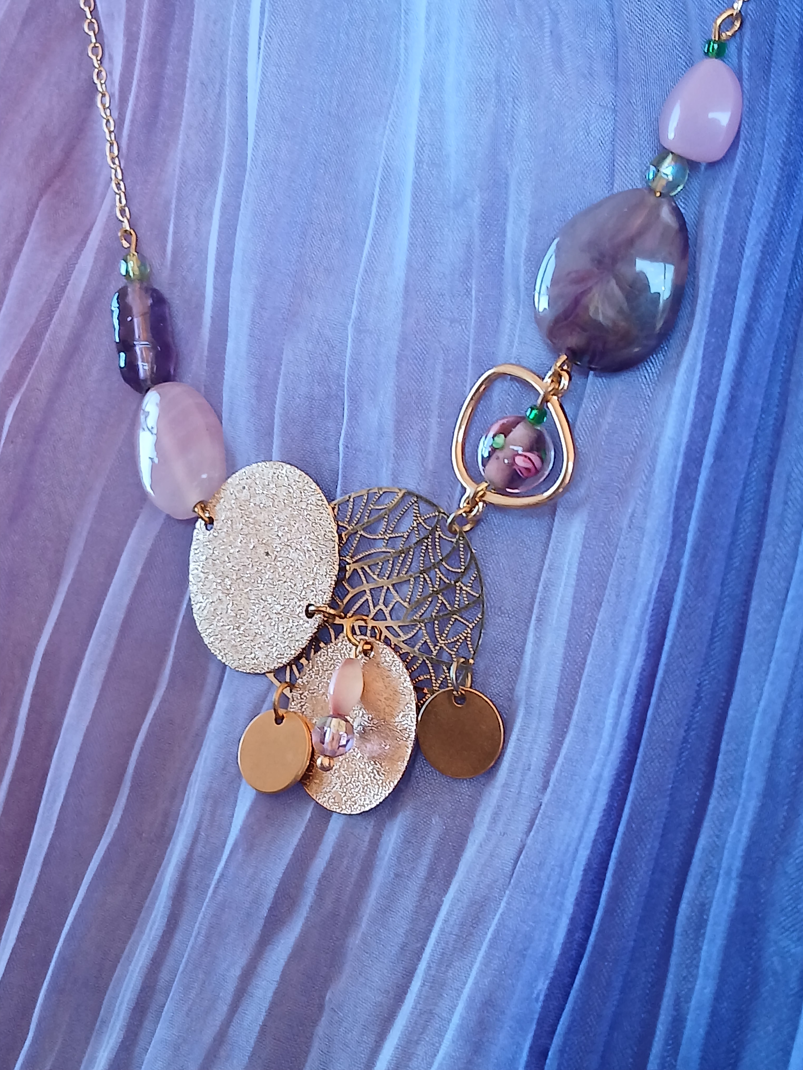 Collier plastron upcyclé chaîne dorée, disque scintillant et disque ajouré et perles rose & violet