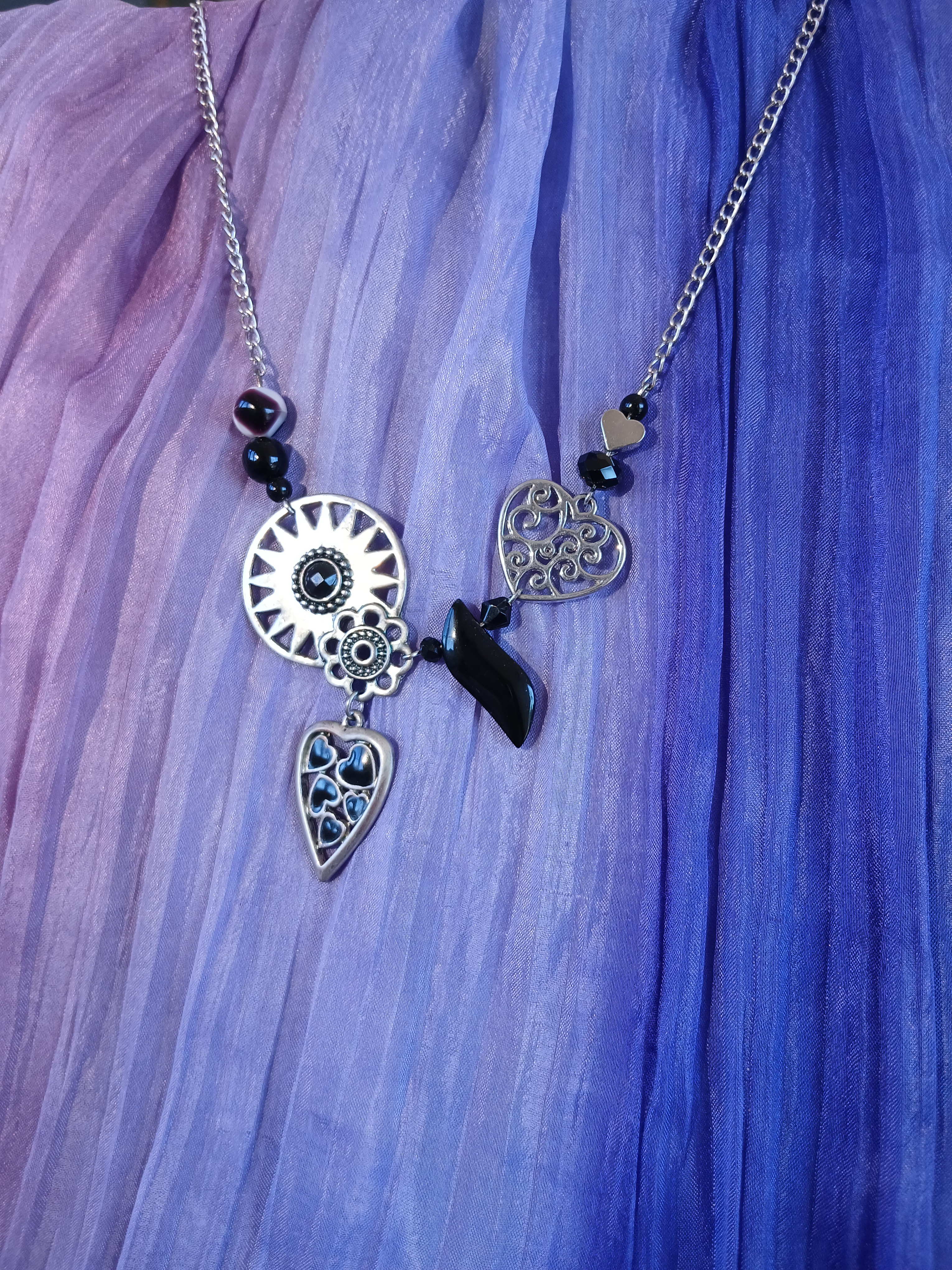 Collier asymétriques plastron argent et noir Bijou upcyclé