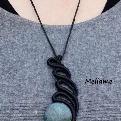 Collier en micro macramé avec une pierre naturelle Rubis Zoiste et perles Amazonite