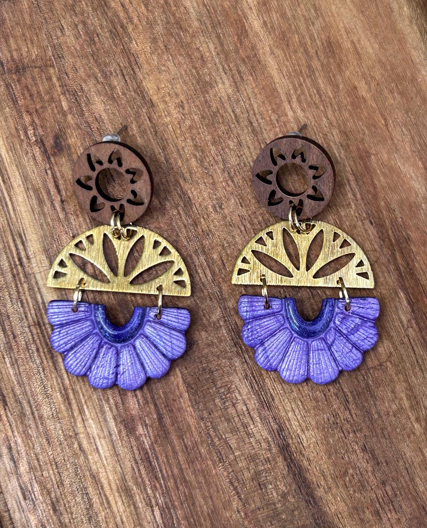 Boucles d’oreilles « Les solaires » en pâte polymère violette