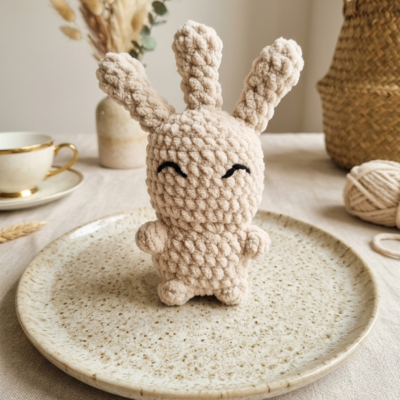 Hochet Alien en peluche Beige 15cm - Création Artisanale Crochet - Déco Chambre Enfant ou Bureau