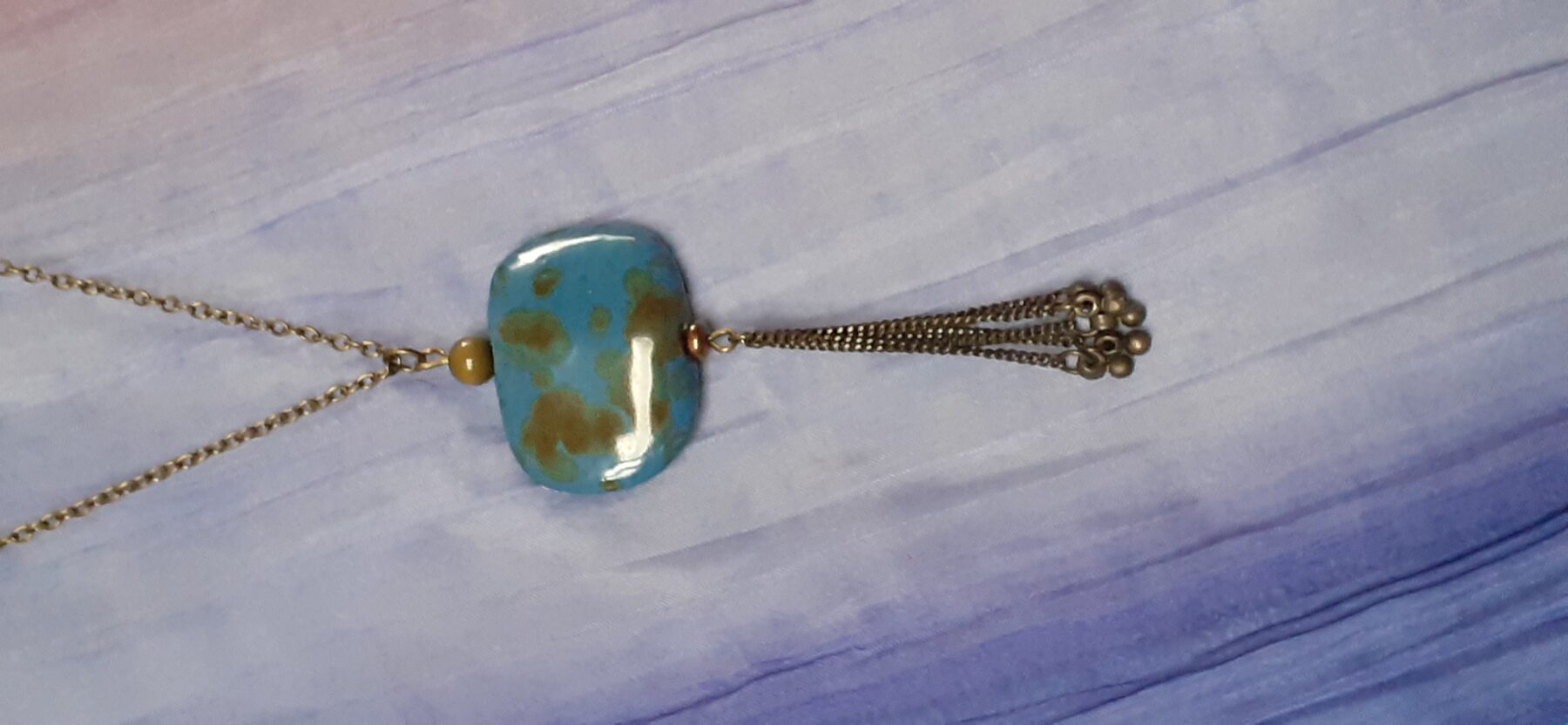 Collier upcyclé - Pièce unique - Bronze vieilli perle plate bleu moucheté de brun – Image 3