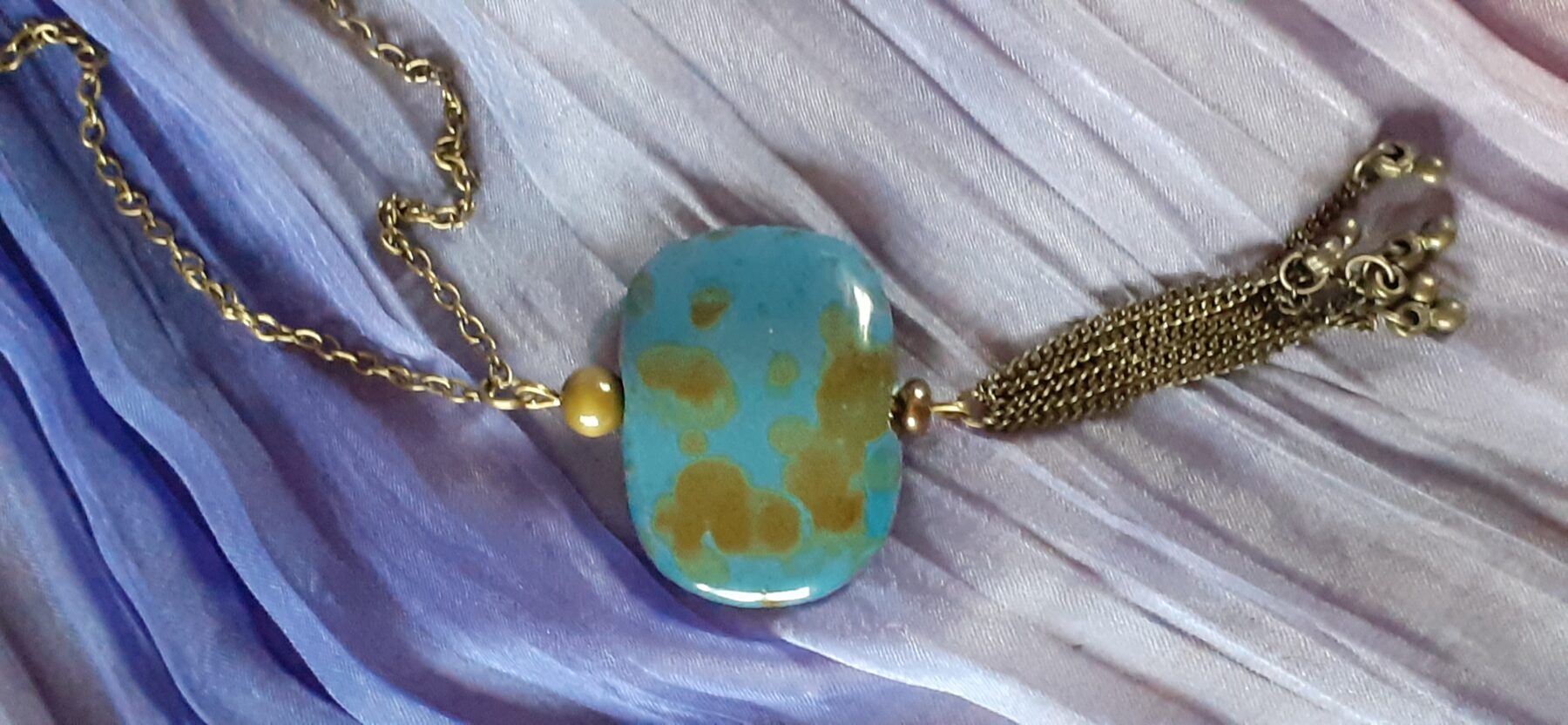 Collier upcyclé - Pièce unique - Bronze vieilli perle plate bleu moucheté de brun – Image 4