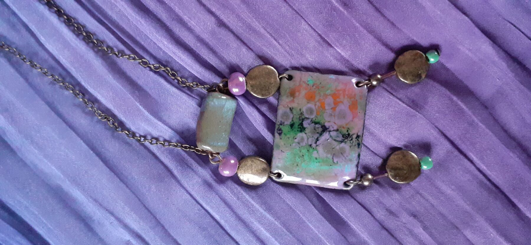 Collier upcyclé bronze vieilli et email nuancé rose et vert