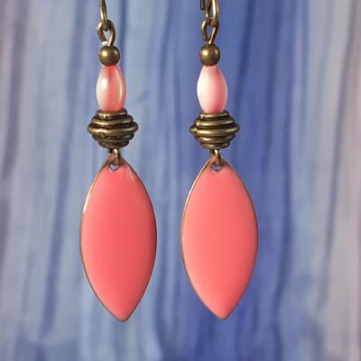 Boucle d'oreille rose bijou upcyclé bronze vieilli perle et émail rose