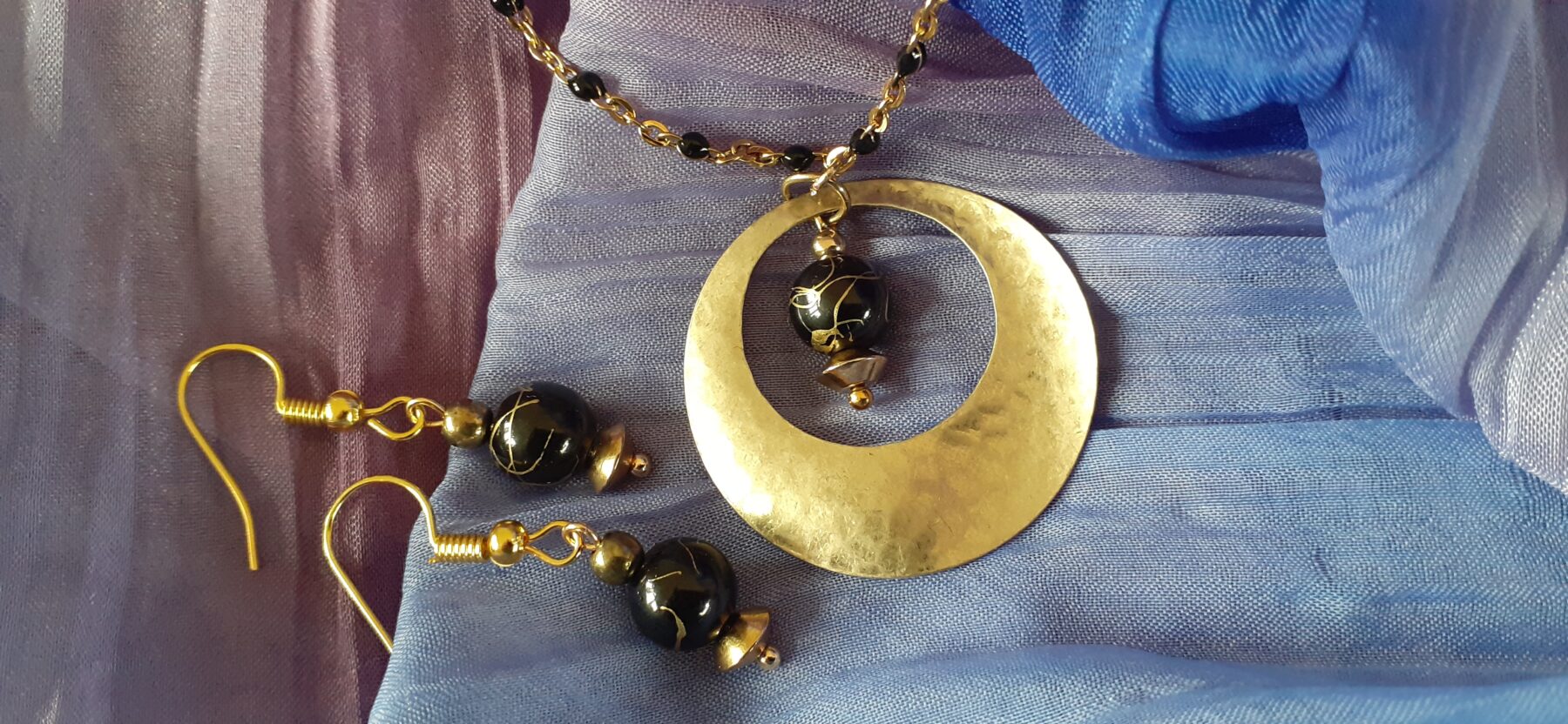 Collier upcyclé - Pièce unique - Chaine dorée perles noire – Image 3