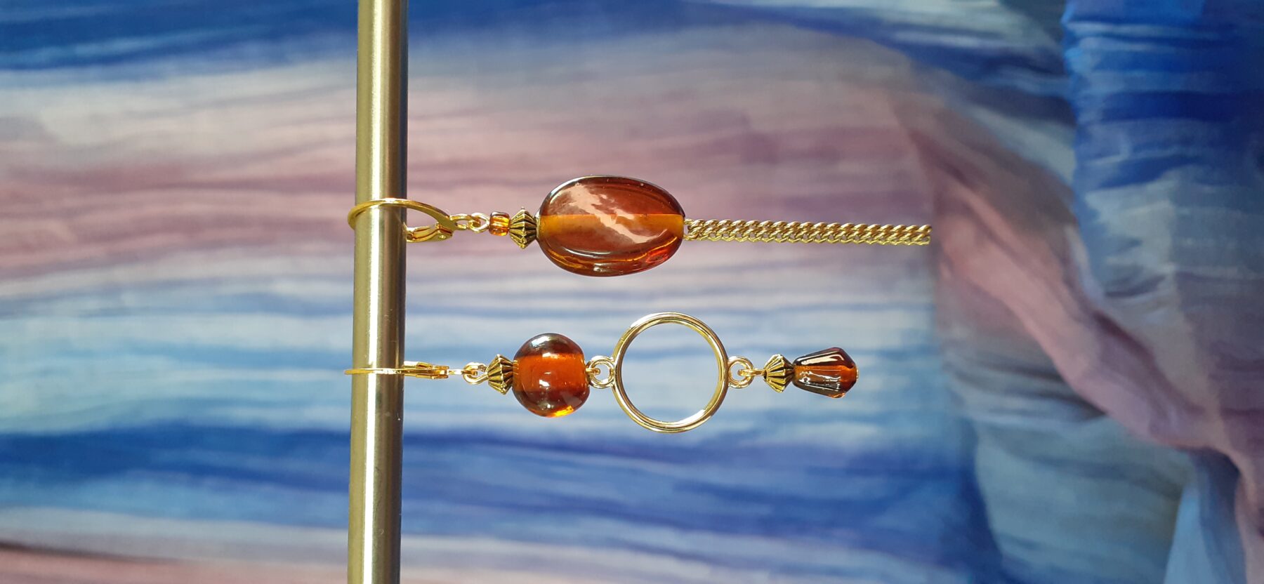 Boucles d'oreilles upcyclées asymétriques Pièce unique doré et ambre