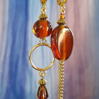 Boucles d'oreilles upcyclées asymétriques Pièce unique doré et ambre