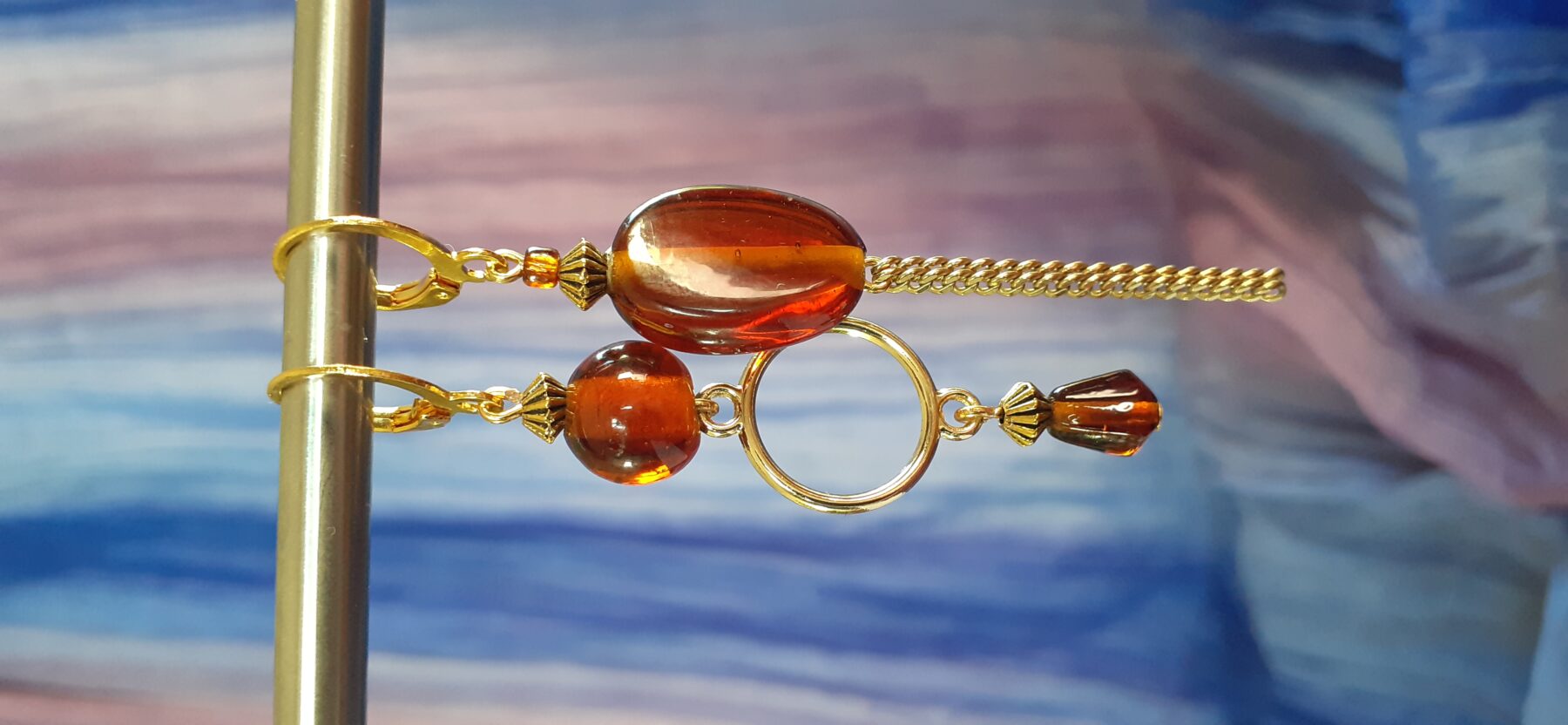 Boucles d'oreilles upcyclées asymétriques Pièce unique doré et ambre